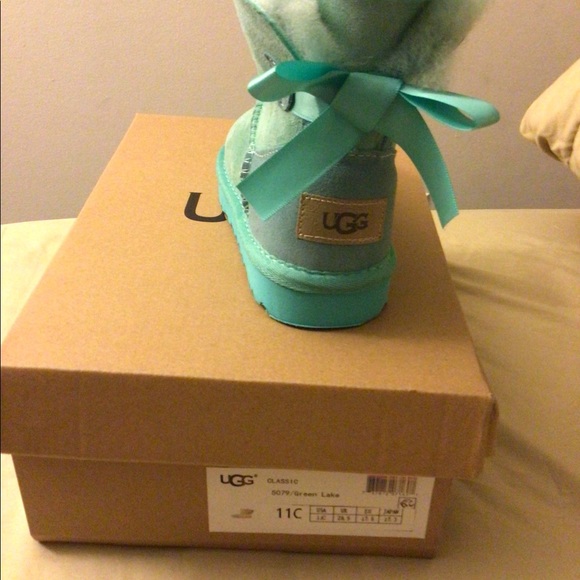 Little Girl Ugg Boots - Picture 1 of 4
